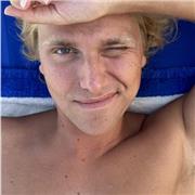 Ecco una versione aggiornata:
 Sono un appassionato insegnante di pianoforte e desidero insegnare musica ai bambini online